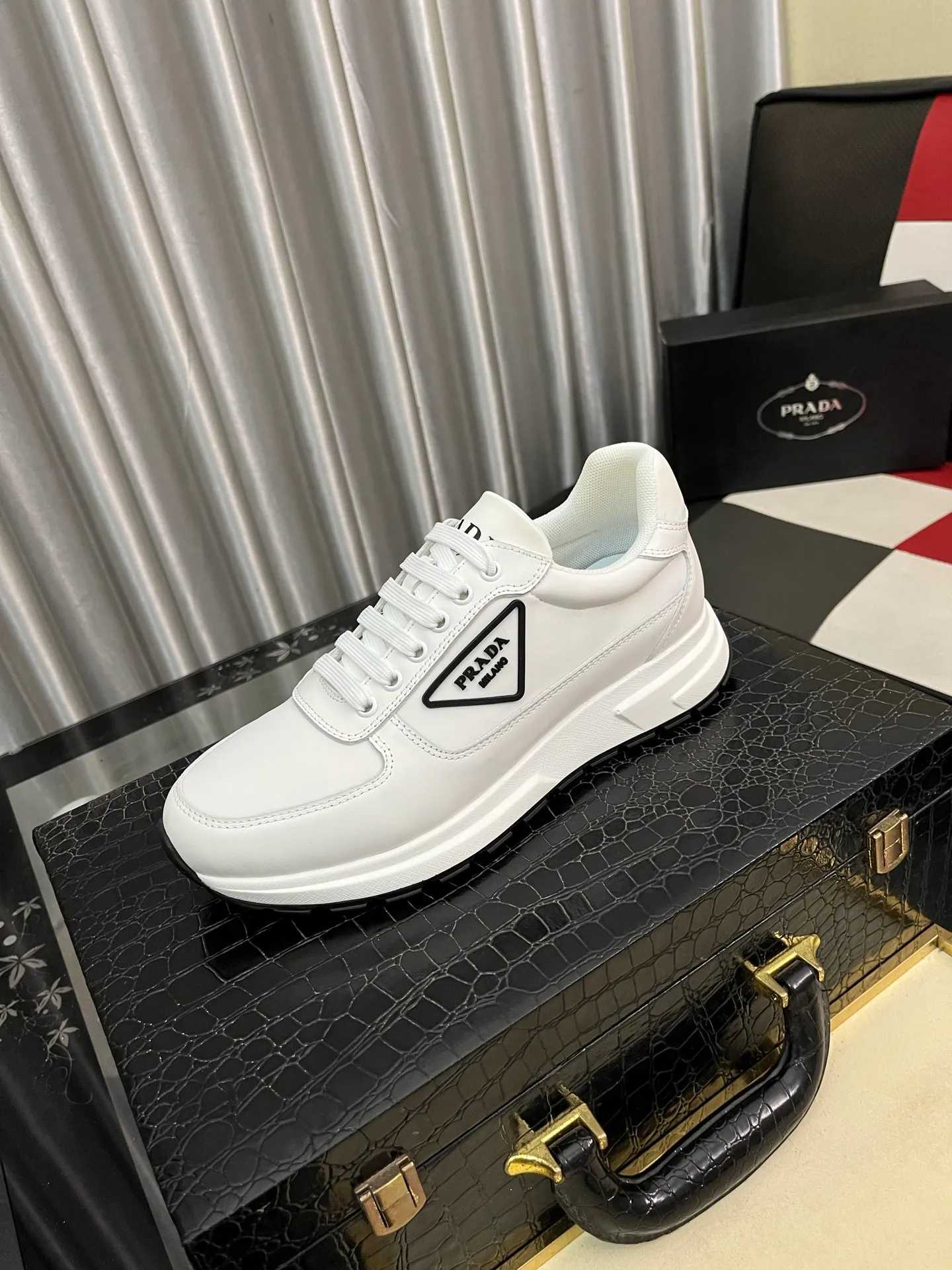 Men's shoes 💰420⌚️⌚️Prada•PRADA original quality.~ Unique modern style sneakers. 🏃A must-have casual shoe for trendy men😍😍 Original brand imported from Italy, imported original leather, sheep lining (refuses to discolor and grind feet) Sole: Original sole provided by the original factory, French lazy style design ⚠️Fit to the feet, original quality, super comfortable original sole. It’s like shooting the real thing🎬The real thing is better, high-quality sneakers Size: 38-444️⃣Colors available